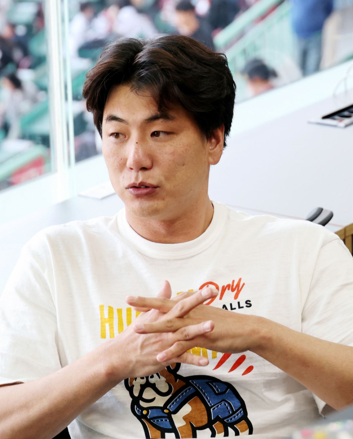 어깨에 웃자란 뼈를 잘라내며 재활이 진행중인 김광현이 24일 열리는 2026KBO리그 SSG랜더스와 KT위즈 경기에 앞서 기자실을 찾아 수술 경과 등 몸상태에 대하여 기자들과 이야기를 나누고 있다. 2026.04.24. /사진=강영조 cameratalks@