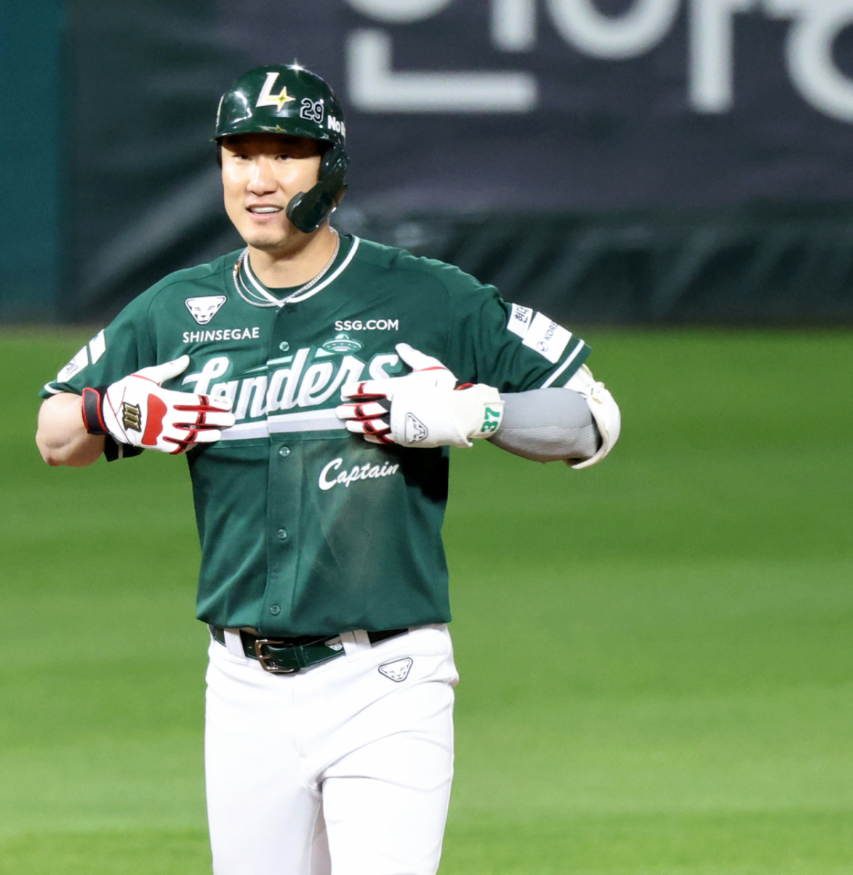 랜더스 오태곤이 24일 랜더스필드에서 열린 2026KBO리그 SSG랜더스와 KT위즈 경기 5회말 1타점 적시타를 터트린 후 자축하고 있다. 2026.04.24. 랜더스 오태곤이 24일 랜더스필드에서 열린 2026KBO리그 SSG랜더스와 KT위즈 경기 5회말 1타점 적시타를 터트린 후 자축하고 있다. 2026.04.24. /사진=강영조 cameratalks@