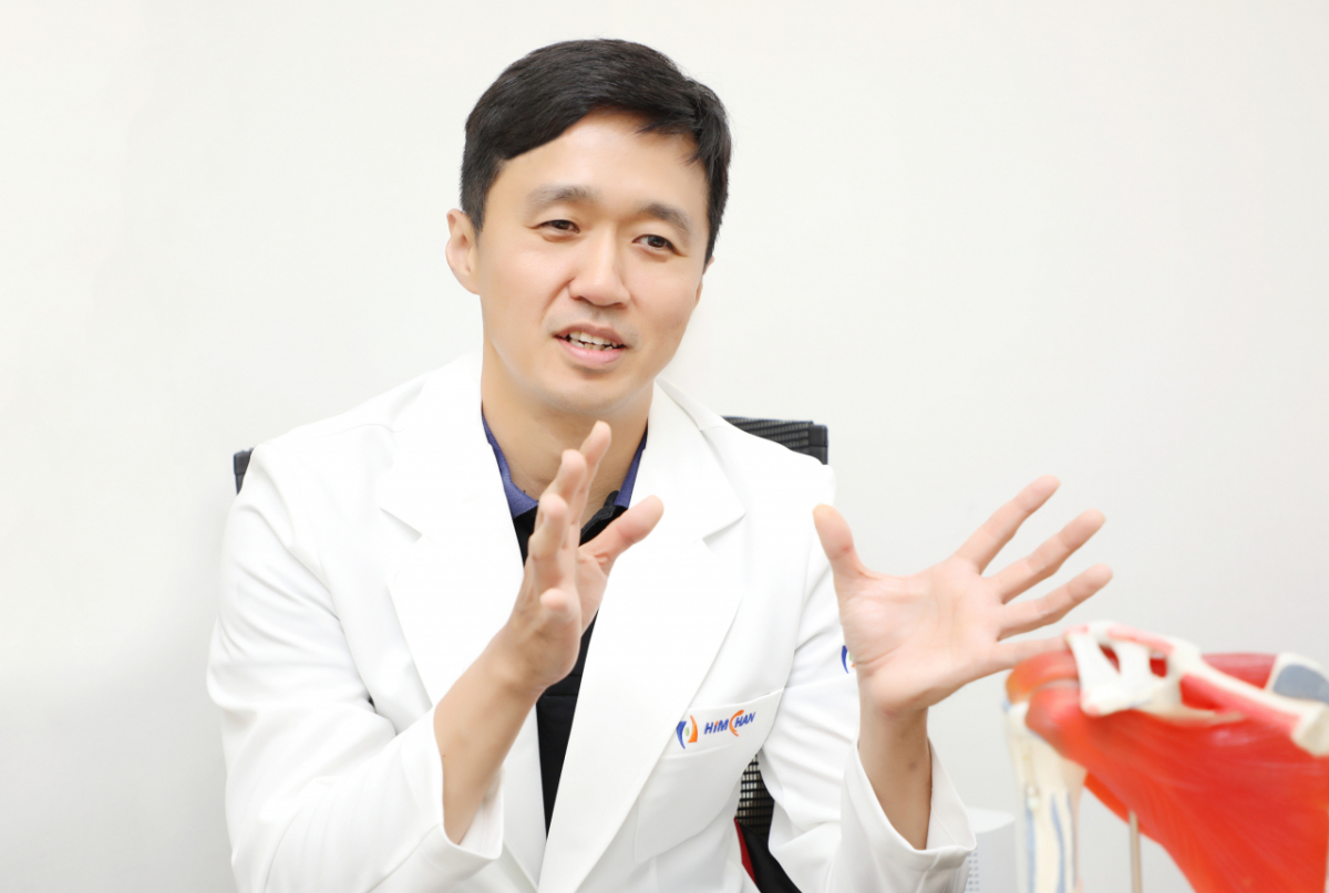 힘찬병원 최경원 진료원장이 회전근개 부분파열 환자를 대상으로 진행한 인체 유래 콜라겐 주입술의 효과를 설명하고 있다. /사진=힘찬병원