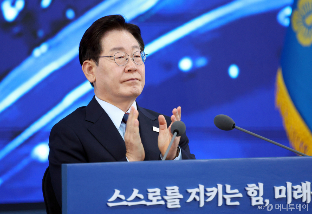 (창원=뉴스1) 허경 기자 = 이재명 대통령이 26일 경남 창원시 진해구에서 열린 제1회 미래국방전략위원회에서 핵추진잠수함 기본계획 발표를 듣고 있다. (청와대통신사진기자단) 2026.5.26/뉴스1 Copyright © 뉴스1. All rights reserved. 무단 전재 및 재배포, AI학습 이용 금지. /사진=(창원=뉴스1) 허경 기자