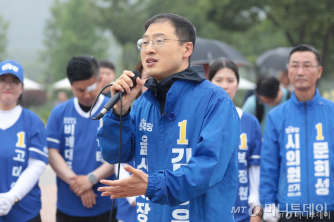 김상욱 더불어민주당 울산시장 후보가 21일 울산 중구 태화강 국가정원 만남의 광장에서 선대위 출범식을 열고 연설을 하고 있다. /사진=뉴스1