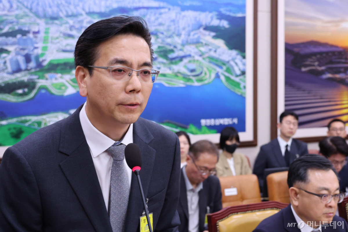 (서울=뉴스1) 신웅수 기자 = 이한우 현대건설 대표이사가 20일 서울 여의도 국회 국토교통위원회에서 열린 GTX-A 삼성역 구간 철근 누락에 대한 현안 질의에서 의원 질의에 답변하고 있다. 2026.5.20/뉴스1 Copyright © 뉴스1. All rights reserved. 무단 전재 및 재배포, AI학습 이용 금지. /사진=(서울=뉴스1) 신웅수 기자