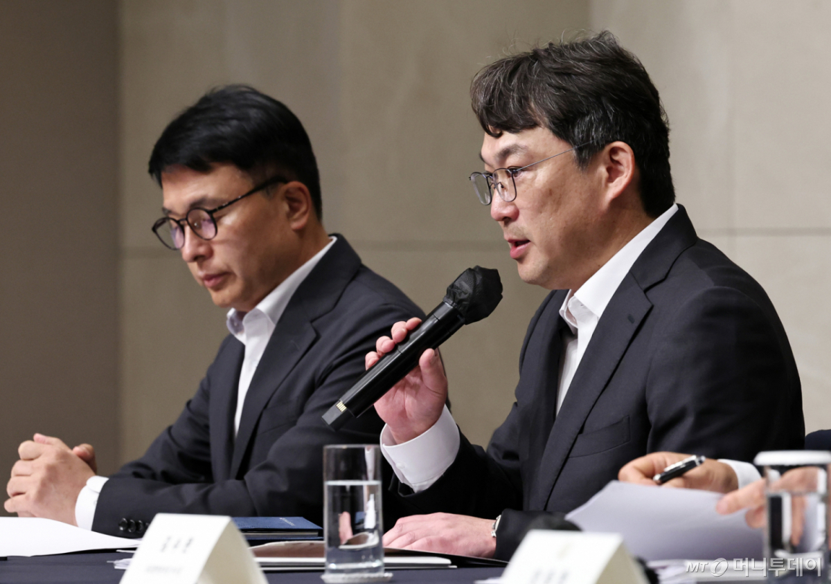 (서울=뉴스1) 구윤성 기자 = 전상진 신세계그룹 경영총괄 부사장이 26일 서울 강남구 조선팰리스 호텔에서 스타벅스 '탱크데이' 논란 관련 내부 진상조사 결과를 발표하고 있다. 2026.5.26/뉴스1 Copyright © 뉴스1. All rights reserved. 무단 전재 및 재배포, AI학습 이용 금지. /사진=(서울=뉴스1) 구윤성 기자