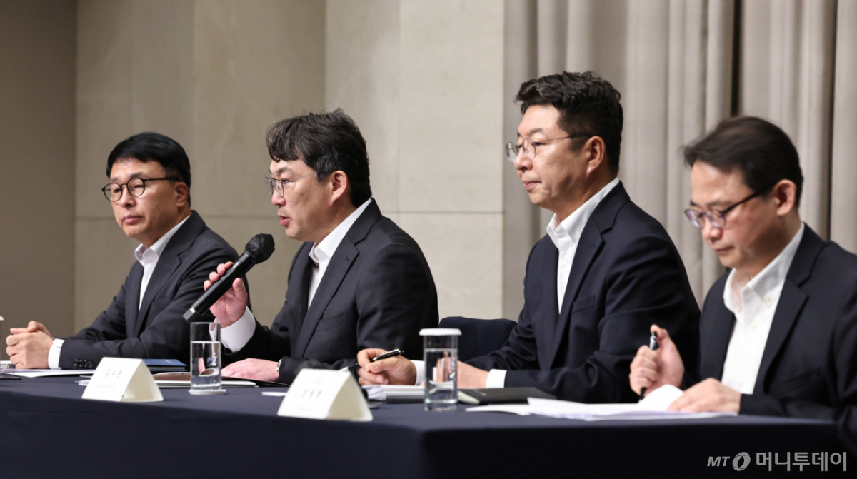 (서울=뉴스1) 구윤성 기자 = 전상진 신세계그룹 경영총괄 부사장이 26일 서울 강남구 조선팰리스 호텔에서 스타벅스 '탱크데이' 논란 관련 내부 진상조사 결과를 발표하고 있다. 2026.5.26/뉴스1 Copyright © 뉴스1. All rights reserved. 무단 전재 및 재배포, AI학습 이용 금지. /사진=(서울=뉴스1) 구윤성 기자