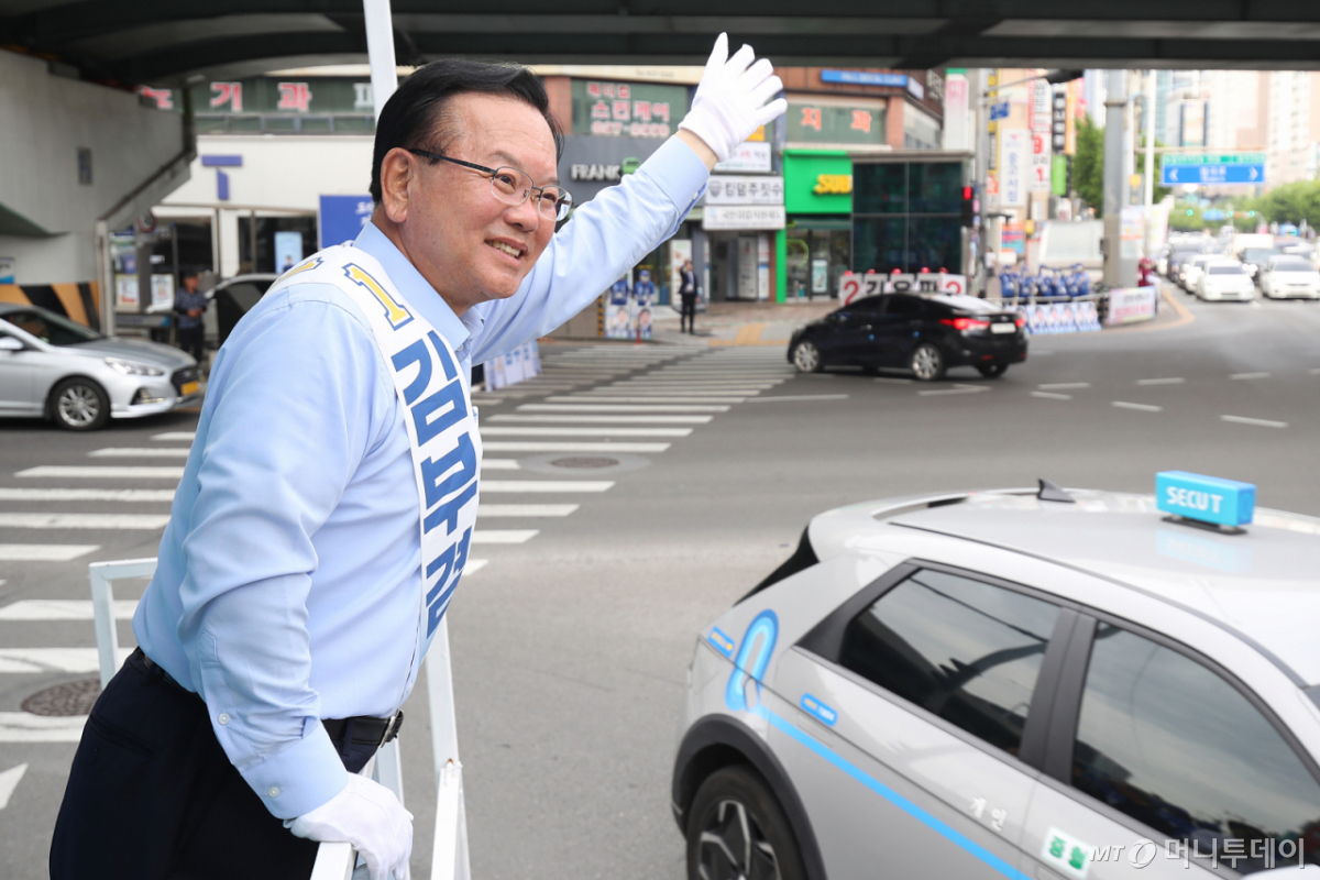 (대구=뉴스1) 공정식 기자 = 김부겸 더불어민주당 대구시장 후보가 26일 오전 대구 달서구 상인네거리에서 출근길 시민들을 향해 인사하고 있다. 2026.5.26/뉴스1 Copyright © 뉴스1. All rights reserved. 무단 전재 및 재배포, AI학습 이용 금지. /사진=(대구=뉴스1) 공정식 기자