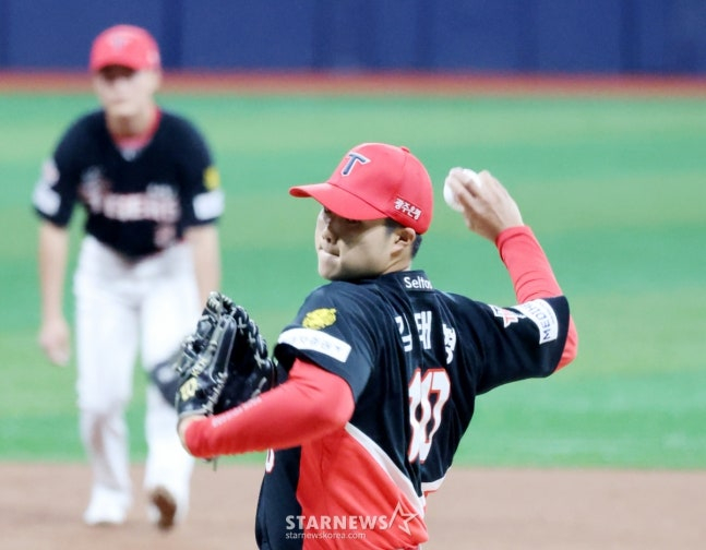 기아 우완투수 김태형이 26일 고척스카이돔에서 열리는 2026KBO리그 키움히어로즈와 기아타이거즈 경기에서 선발로 나와 안우진과 선발대결을 펼치고 있다.