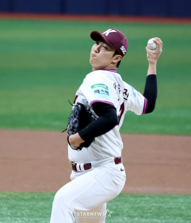 키움 에이스 안우진이 26일 고척스카이돔에서 열리는 2026KBO리그 키움히어로즈와 기아타이거즈 경기에서 선발로 나와 역투하고 있다.