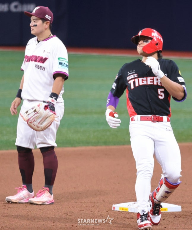 기아 3번타자 김도영이 26일 고척스카이돔에서 열리는 2026KBO리그 키움히어로즈와 기아타이거즈 경기 7회초 2사 만루에서 3타점 2루타로 출루하고 있다.
