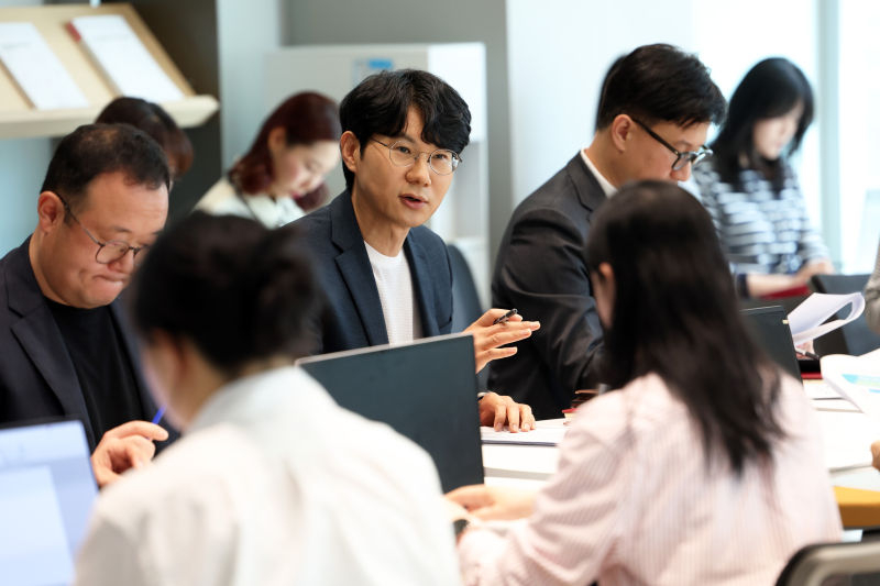 갈인석 경기도교육청 예산담당관(가운데)이 26일 기자 간담회를 열고 올해 1회 추가경정예산안에 대해 설명하고 있다. /사진제공=경기도교육청