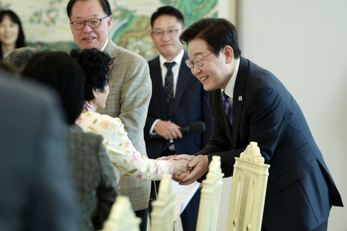 [서울=뉴시스] 최동준 기자 = 이재명 대통령이 13일 서울 용산 대통령실 청사에서 열린 민주화실천가족운동협의회 초청 오찬 간담회에서 참석자들과 인사하고 있다. 2025.11.13. photocdj@newsis.com /사진=최동준