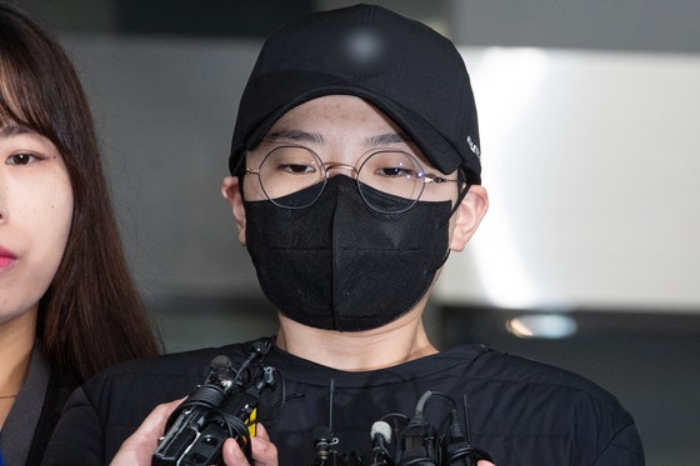 재벌 3세 혼외자를 사칭하며 수십억원대 사기 행각을 벌인 전청조(30)씨가 과거 범행이 들통나 형량이 늘어났다. 사진은 2023년 11월 사기 혐의로 구속돼 검찰로 송치된 전청조씨 모습. /사진=뉴스1