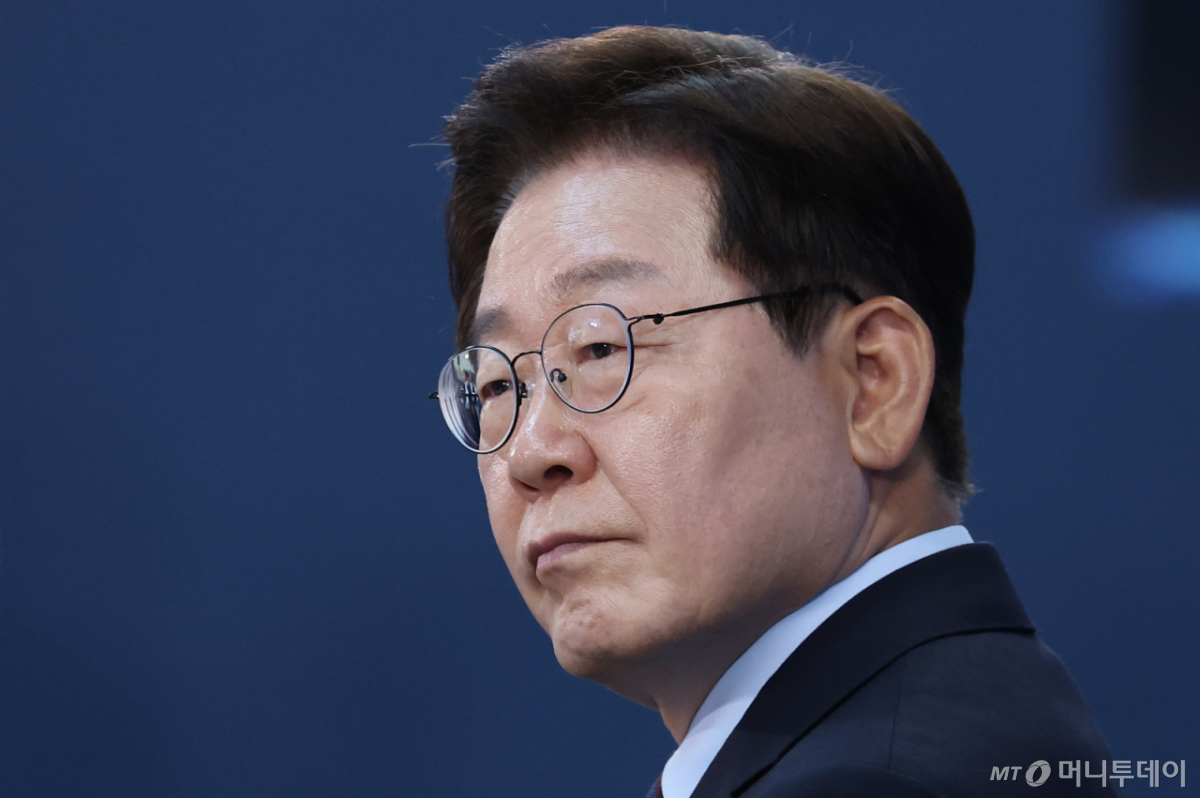 (창원=뉴스1) 이재명 기자 = 이재명 대통령이 26일 경남 창원시 진해구에서 열린 제1회 미래국방전략위원회에서 참석자들의 발언을 듣고 있다. (청와대통신사진기자단) 2026.5.26/뉴스1  Copyright © 뉴스1. All rights reserved. 무단 전재 및 재배포,  AI학습 이용 금지. /사진=(창원=뉴스1) 이재명 기자