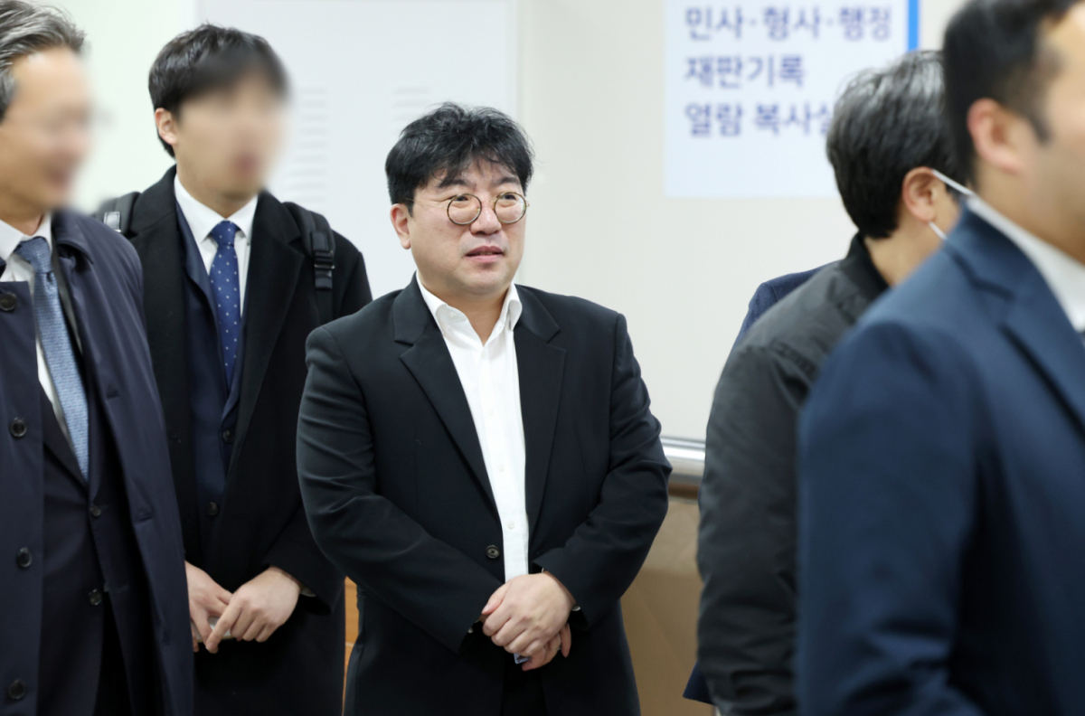 소시에테제네랄(SG) 증권발 주가폭락 사태 핵심 인물로 지목된 라덕연 전 호안투자컨설팅업체 대표가 지난해 11월25일 서울 서초구 서울고등법원에서 열린 'SG(소시에테제네랄) 증권발 주가 폭락 사태' 항소심 선고기일에 출석하고 있다. /사진=뉴시스