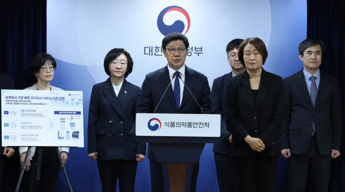 노연홍 한국제약바이오협회장이 26일 오후 서울 종로구 정부서울청사에서 열린 오유경 식품의약품안전처장의 의료제품 허가·심사 혁신 브리핑에서 발언하고 있다./사진= 뉴시스