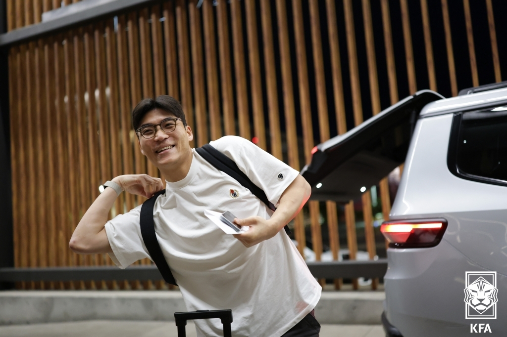 환하가 웃는 박진섭. /사진=대한축구협회 제공