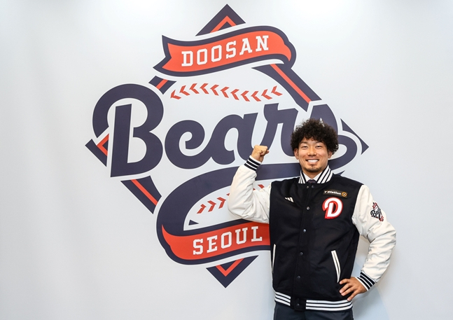 지난 해 12월 두산과 계약 당시 타무라의 모습. /사진=두산 베어스