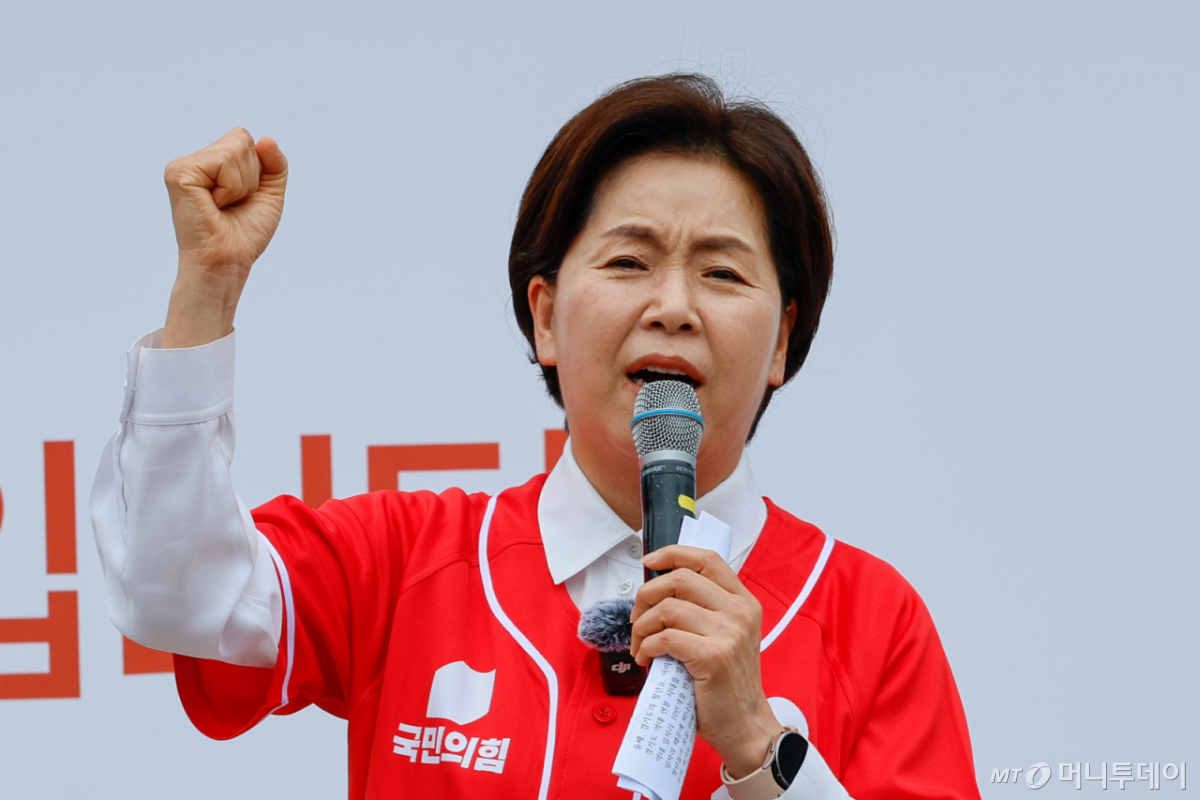 (수원=뉴스1) 안은나 기자 = 양향자 국민의힘 경기도지사 후보가 제9회 전국동시지방선거 공식 선거운동이 시작된 21일 경기 수원시 남문시장 입구에서 열린 출정식에 참석해 지지를 호소하고 있다. 2026.5.21/뉴스1  Copyright © 뉴스1. All rights reserved. 무단 전재 및 재배포,  AI학습 이용 금지. /사진=(수원=뉴스1) 안은나 기자