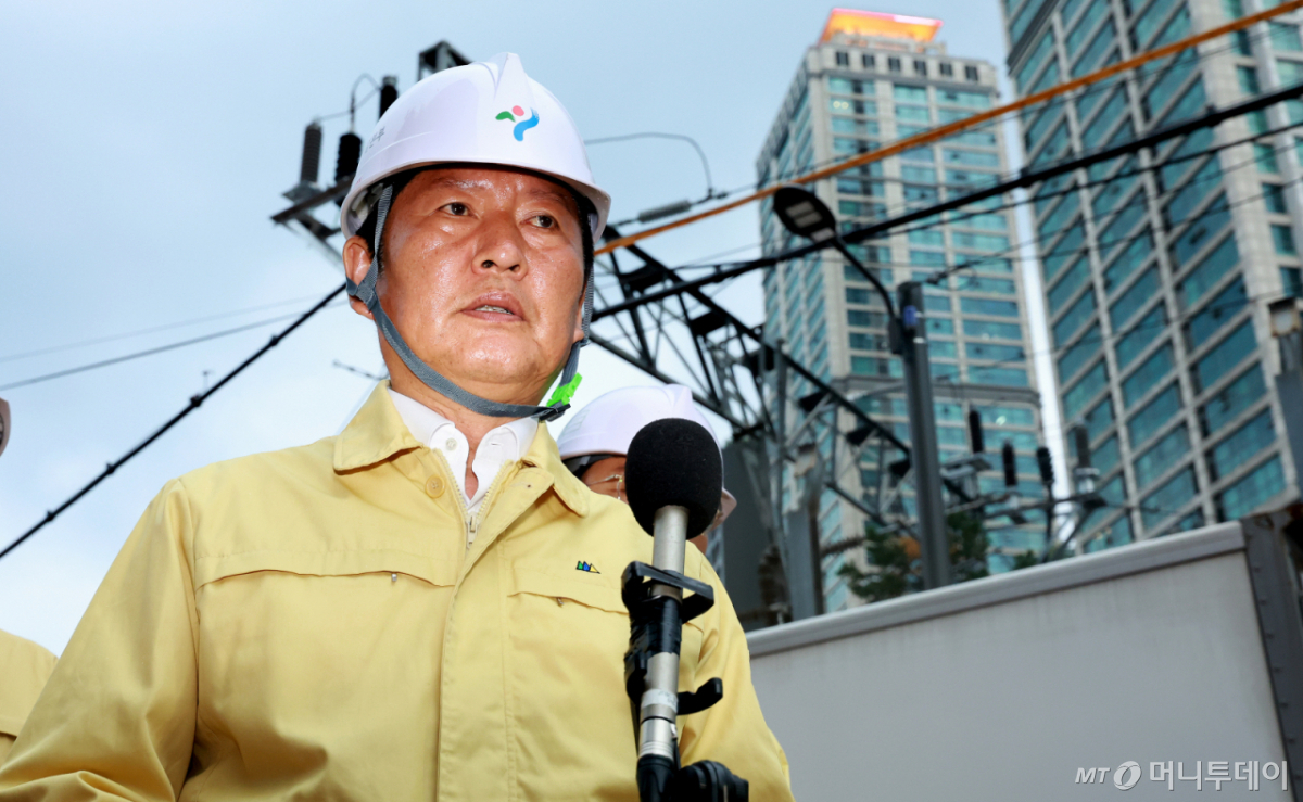 (서울=뉴스1) 이호윤 기자 = 정청래 더불어민주당 대표가 26일 붕괴사고가 발생한 서울 서대문구 서소문 고가 철거 현장을 살핀 뒤 취재진과 인터뷰를 하고 있다. 2026.5.26/뉴스1 Copyright © 뉴스1. All rights reserved. 무단 전재 및 재배포, AI학습 이용 금지. /사진=(서울=뉴스1) 이호윤 기자