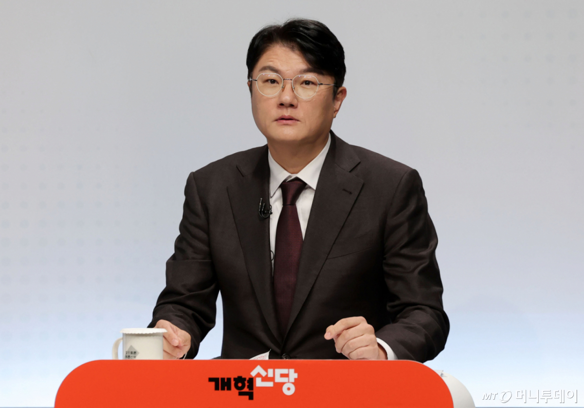 25일 서울 마포구 MBC 상암 미디어센터에서 '부동산 시장·안정화 해법'과 'AI 발전과 초고령사회, 노동환경의 변화와 대응방안'을 주제로 열린 중앙선거방송토론위원회 2025년 제2차 정책토론회에 앞서 김정철 개혁신당 최고위원이 토론 준비를 하고 있다. / 사진=뉴시스