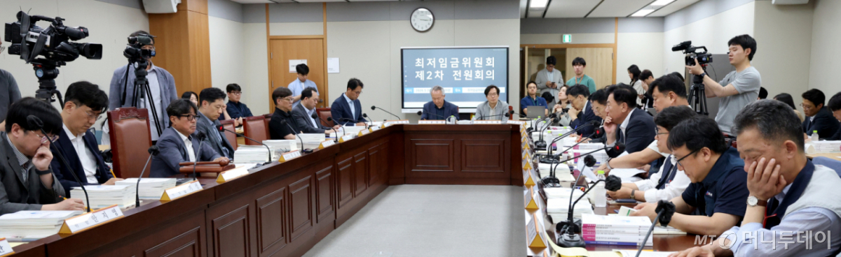 26일 세종시 정부세종청사 최저임금위원회에서 열린 2027년도 최저임금위원회 2차 전원회의에 참석한 사용자, 근로자, 공익위원이 본격 회의를 시작하고 있다. / 사진=뉴스1