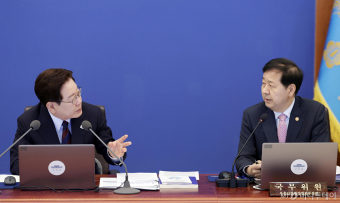 이재명 대통령이 26일 청와대에서 열린 제23회 국무회의 겸 제10차 비상경제점검회의에서 구윤철 부총리 겸 재정경제부 장관에게 질문하고 있다./뉴스1