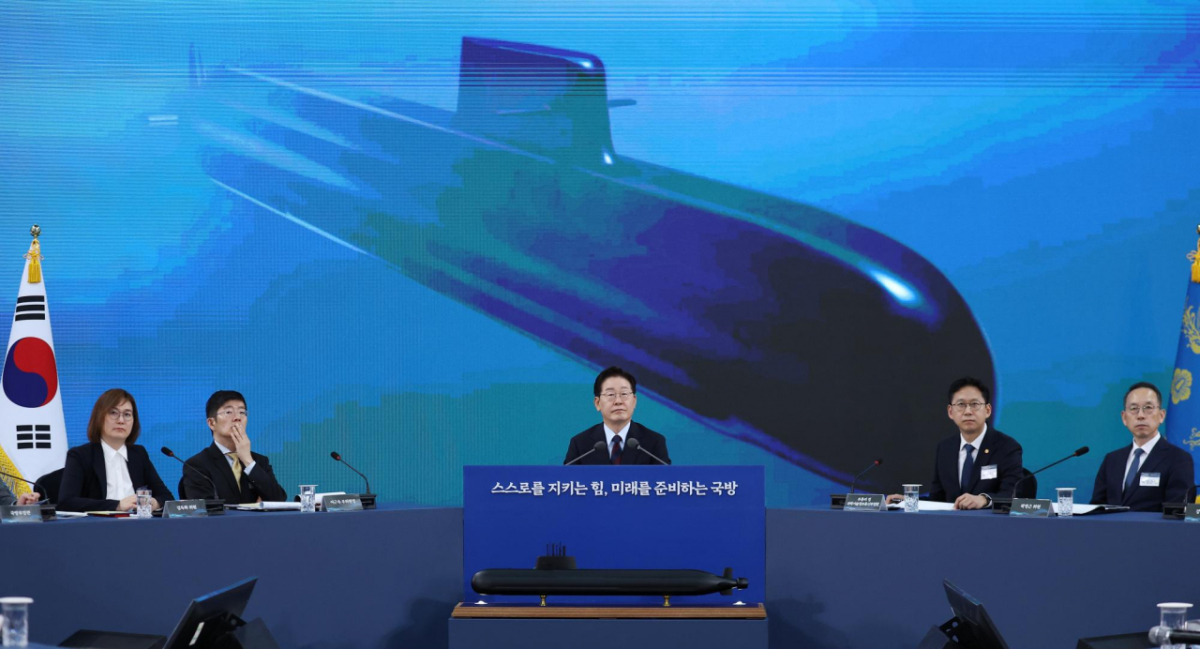 이재명 대통령이 26일 경남 창원시 진해구에서 열린 '제1회 미래국방전략위원회'에서 안규백 국방부 장관의 핵추진잠수함 개발 기본계획 보고를 듣고 있다. /창원(경남)=청와대통신사진기자단