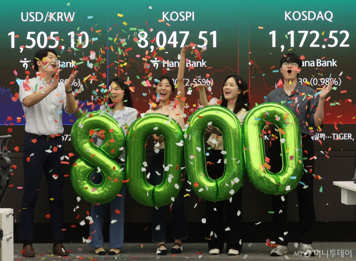 코스피가 사상 처음으로 종가 기준 8000선을 넘어선 26일 오후 서울 중구 하나은행 딜링룸에서 직원들이 축하 세리머니를 하고 있다. 코스피는 이날 전 거래일 보다 199.80 포인트(2.55%) 오른 8047.51 포인트로 장을 마감했다. /사진=뉴시스