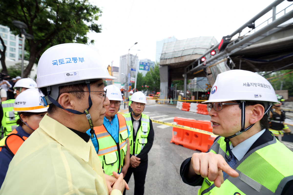 김윤덕 국토교통부 장관이 26일 서울 서소문 고가차도 철거공사 붕괴사고 현장을 방문해 수습상황을 점검하고 있다./사진제공=국토교통부