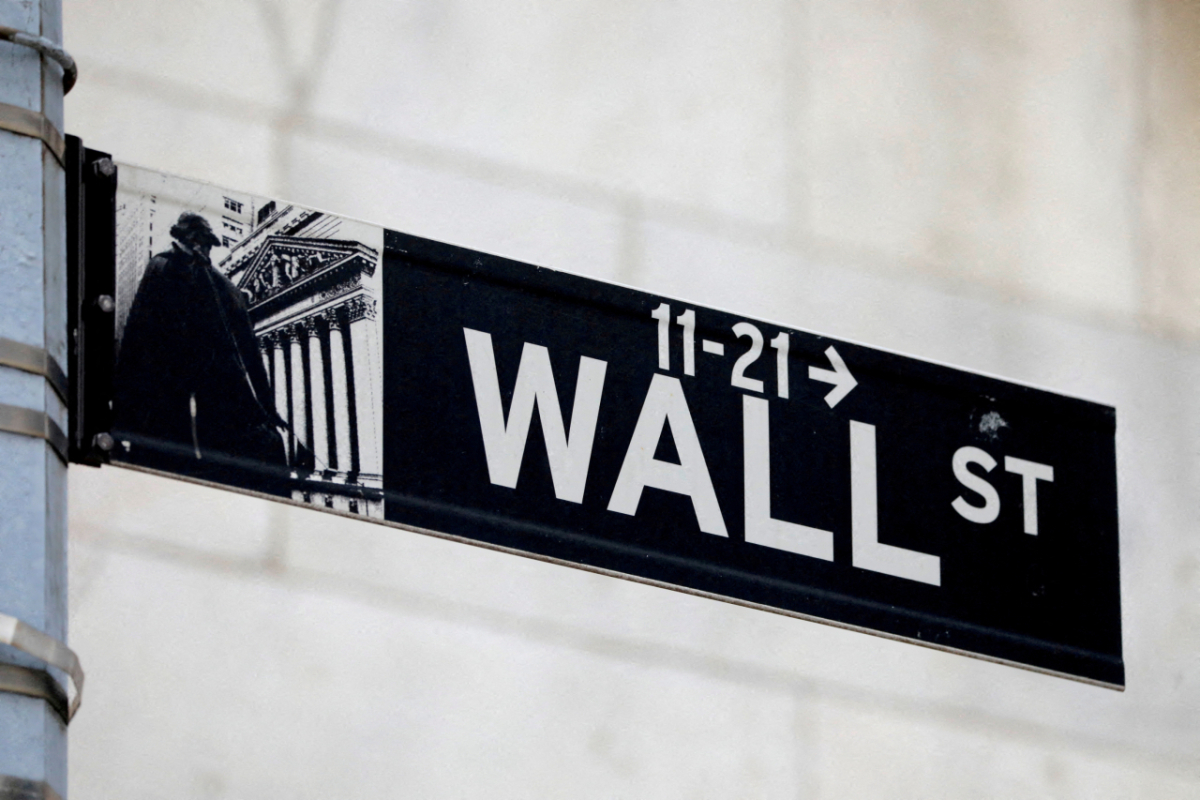 미국 뉴욕증권거래소(NYSE) 외부에 설치된 월스트리트 표지판./로이터=뉴스1