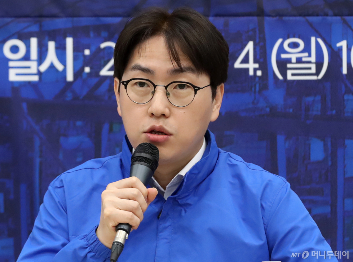 (부산=뉴스1) 윤일지 기자 = 부산 북갑 보궐선거 후보인 하정우 전 청와대 AI미래기획수석이 4일 오전 부산 동구 부산항국제전시컨벤션센터에서 열린 부산 현장 최고위원회의에서 발언하고 있다. 2026.5.4/뉴스1 Copyright © 뉴스1. All rights reserved. 무단 전재 및 재배포, AI학습 이용 금지. /사진=(부산=뉴스1) 윤일지 기자