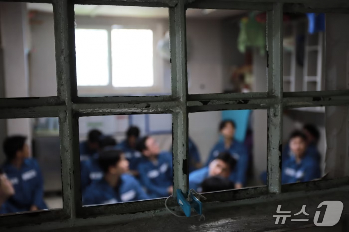 법무부 출입기자단이 경기 안양에 위치한 안양교도소 수용거실에서 수용자 체험을 하고 있는 모습 /사진=뉴스1