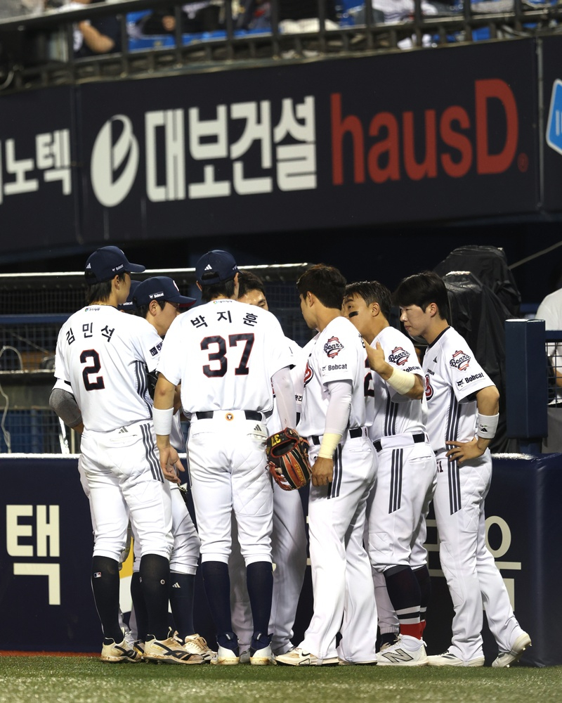 두산 선수들이 26일 KT전 도중 미팅을 하고 있다. /사진=두산 베어스