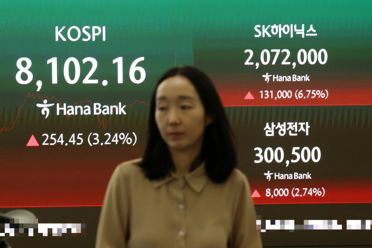 코스피가 장중 8100선을 돌파하며 사상 최고치를 경신한 26일 서울 중구 하나은행 딜링룸 전광판에 코스피 지수와 삼성전자, 하이닉스 주가가 표시되고 있다. /사진=뉴시스