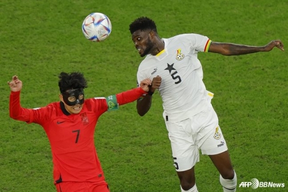 2022 국제축구연맹(FIFA) 카타르월드컵 조별리그 한국과 가나의 경기 중 공중볼 경합하는 손흥민(왼쪽)과 토마스 파티. /AFPBBNews=뉴스1