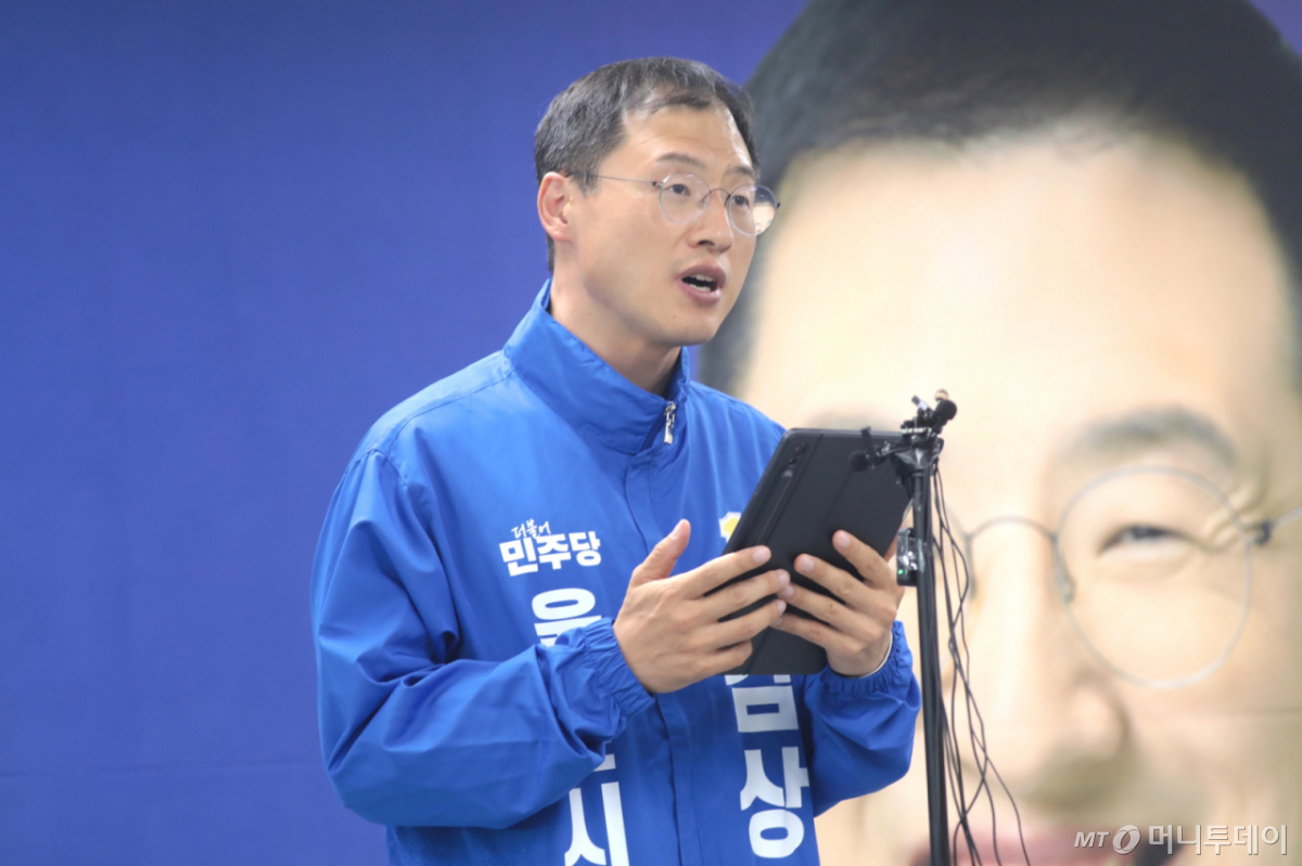 (울산=뉴스1) 김세은 기자 = 김상욱 더불어민주당 울산시장 후보가 26일 자신의 선거사무소에서 기자회견을 열고 역선택 방지 조항을 담은 단일화 여론조사를 실시할 것을 제안하고 있다. 2026.5.26/뉴스1 Copyright © 뉴스1. All rights reserved. 무단 전재 및 재배포, AI학습 이용 금지. /사진=(울산=뉴스1) 김세은 기자