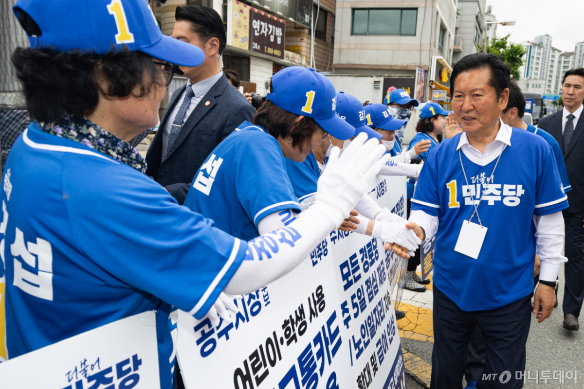 (공주=뉴스1) 유승관 기자 = 정청래 더불어민주당 대표가 27일 충남 공주시 신관동에서 김영빈 공주·부여·청양 국회의원 후보, 김정섭 공주시장 후보 지원유세를 마친 후 선거운동원들을 격려하고 있다. 2026.5.27/뉴스1 Copyright © 뉴스1. All rights reserved. 무단 전재 및 재배포, AI학습 이용 금지. /사진=(공주=뉴스1) 유승관 기자