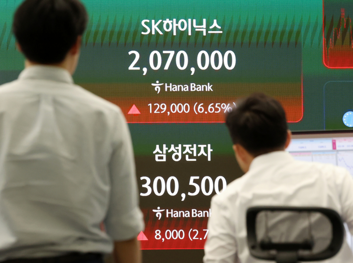 지난 26일 서울 중구 하나은행 딜링룸 전광판에 삼성전자와 하이닉스 주가가 표시되고 있다. /사진=뉴시스