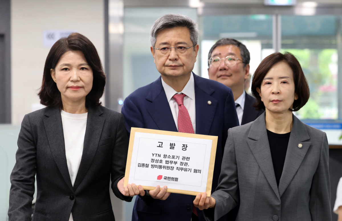 김장겸 의원, 최수진 의원, 이진숙 전 방통위원장, 임응수 자유변호사회 대표가 27일 오전 서울 영등포경찰서 민원실에서 'YTN 항소포기' 관련 정성호 법무부 장관?김종철 방송미디어통신위원장 직무유기 혐의 고발 기자회견을 마친 뒤 고발장 접수를 위해 이동하고 있다. /사진=뉴스1.