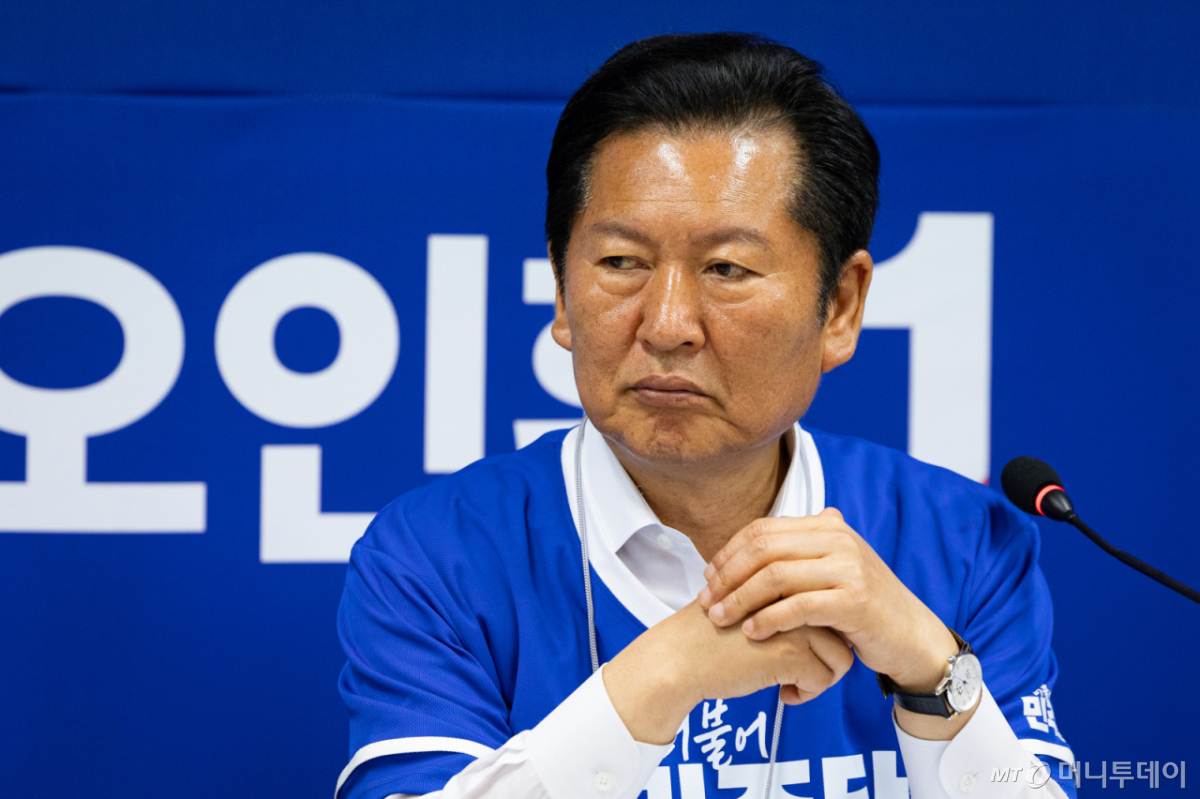 (논산=뉴스1) 유승관 기자 = 정청래 더불어민주당 대표가 27일 충남 논산시 오인환 논산시장 후보 선거사무소에서 열린 현장 중앙선거대책위원회의에서 생각에 잠겨 있다. 2026.5.27/뉴스1 Copyright © 뉴스1. All rights reserved. 무단 전재 및 재배포, AI학습 이용 금지. /사진=(논산=뉴스1) 유승관 기자