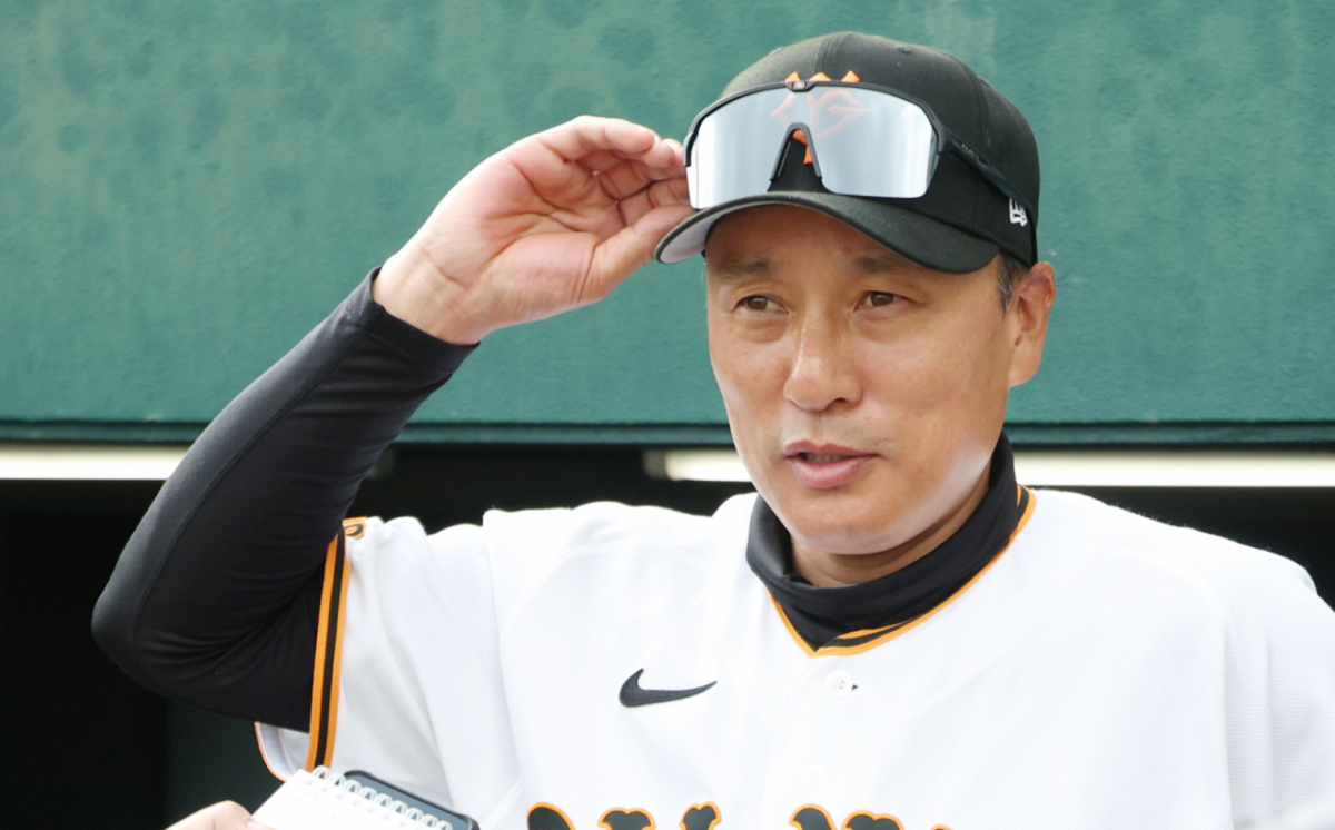삼성 라이온즈가 28일 일본 오키나와현 나하 셀룰러 스타티움에서 요미우리와 연습경기를 가졌다. 요미우리 이승엽 코치가 경기 후 한국 취재진과 인터뷰를 하고 있다. /사진=김진경 kim.jinkyung@