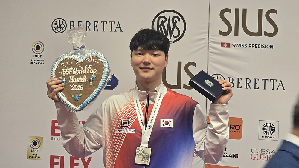 2026 국제사격연맹(ISSF) 뮌헨 월드컵 첫날 10m 공기소총 은메달을 차지한 신민기. /사진=대한사격연맹 제공