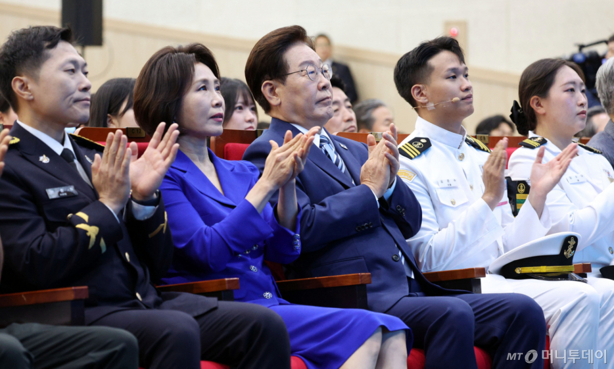 [부산=뉴시스] 고범준 기자 = 이재명 대통령과 김혜경 여사가 27일 부산 영도구에서 열린 제31회 바다의 날 기념식에서 참석자들과 박수를 치고 있다. 2026.05.27. bjko@newsis.com /사진=고범준