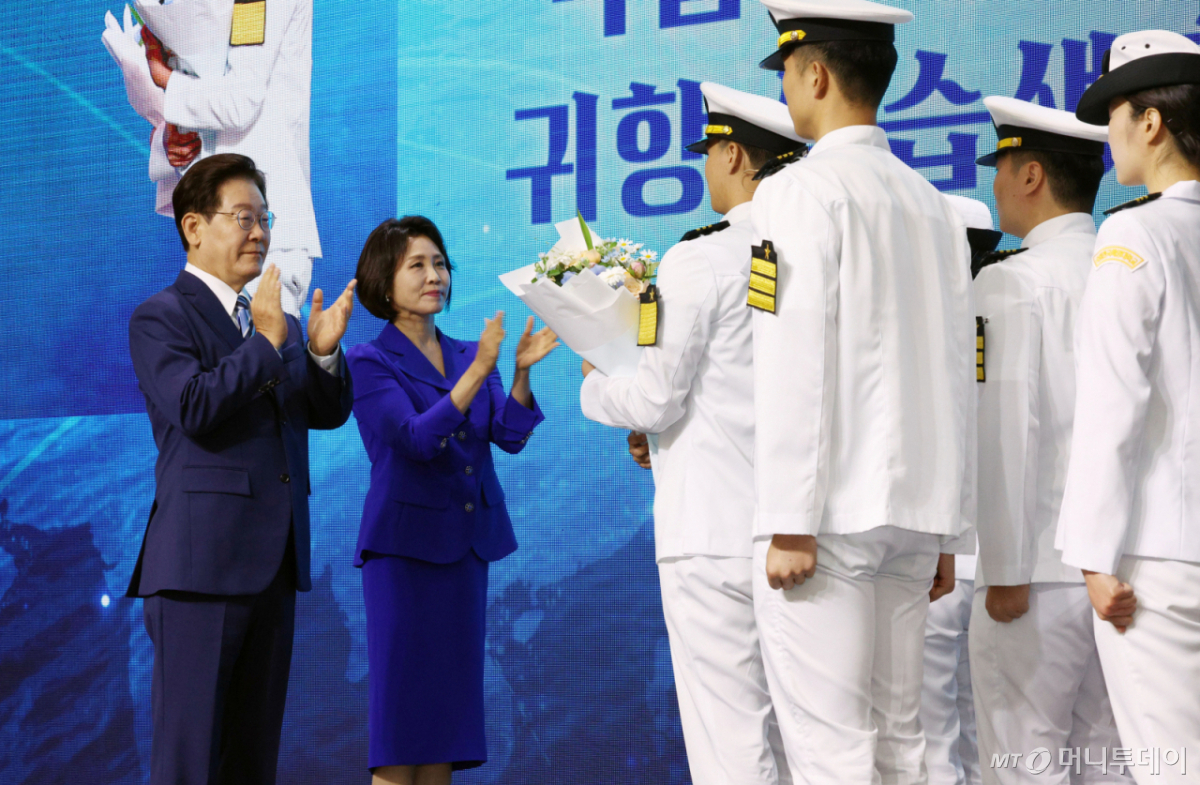 (부산=뉴스1) 허경 기자 = 이재명 대통령과 김혜경 여사가 27일 부산 영도구에서 열린 제31회 바다의날 기념식에서 해양대 실습생들의 귀항 보고를 받는 뒤 박수를 치고 있다. (청와대통신사진기자단) 2026.5.27/뉴스1  Copyright © 뉴스1. All rights reserved. 무단 전재 및 재배포,  AI학습 이용 금지. /사진=(부산=뉴스1) 허경 기자