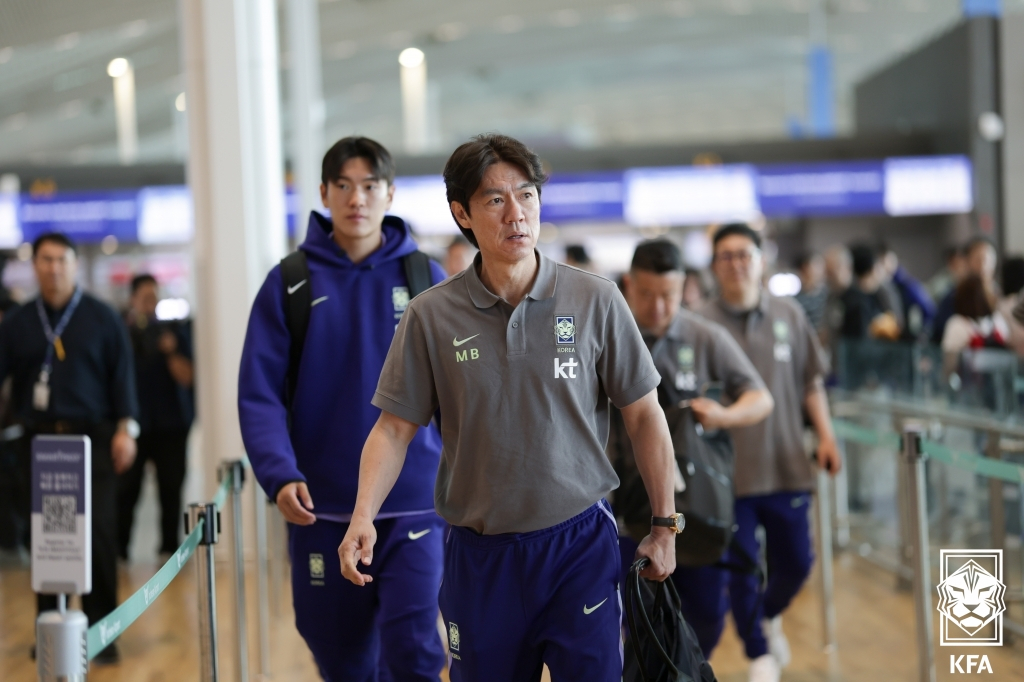 지난 18일 출국길에 오른 홍명보 축구 국가대표팀 감독. /사진=대한축구협회 제공