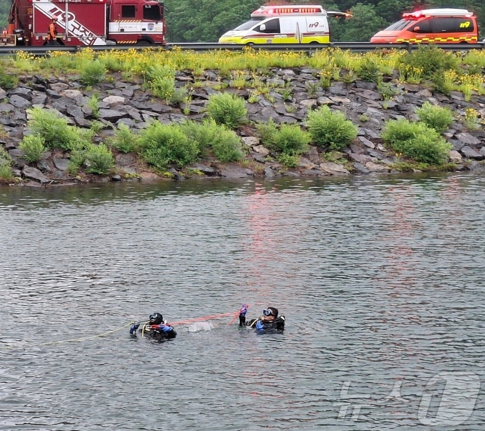 27일 오전 대구 수성구 내관지에서 SUV 차량이 추락해 소방 당국이 수색 작업을 벌이고 있다. 사고로 운전자 1명이 숨졌다. /사진=뉴스1(대구소방안전본부 제공)