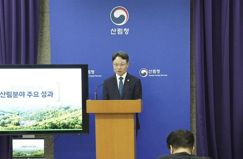 박은식 산림청장이 27일 국민주권정부 1년, 산림분야 주요 성과 브리핑을 하고 있다./사진제공=산림청