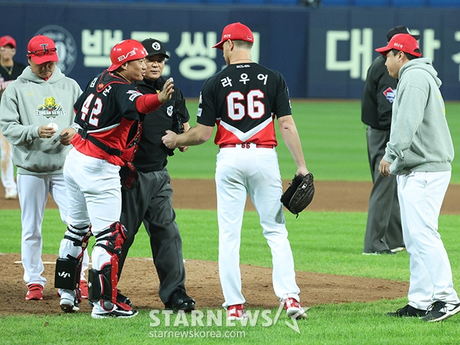 한국시리즈에서 교체되며 김태군의 격려를 받고 있는 라우어(가운데). /사진=김진경 대기자