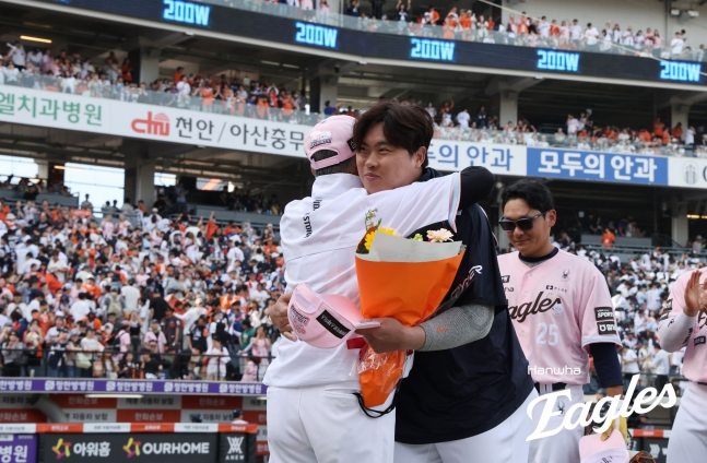 한화 이글스 류현진(가운데)이 24일 한미 통산 200승을 달성하고 김경문 감독과 포옹을 나누고 있다. /사진=한화 이글스 제공