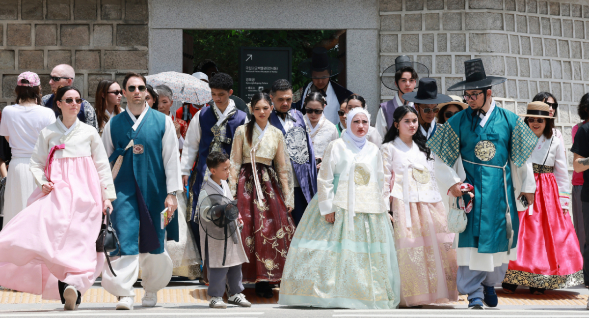 지난 25일 서울 종로구 광화문광장 인근에서 외국인 관광객들이 관광을 즐기고 있다. / 사진 = 뉴스1
