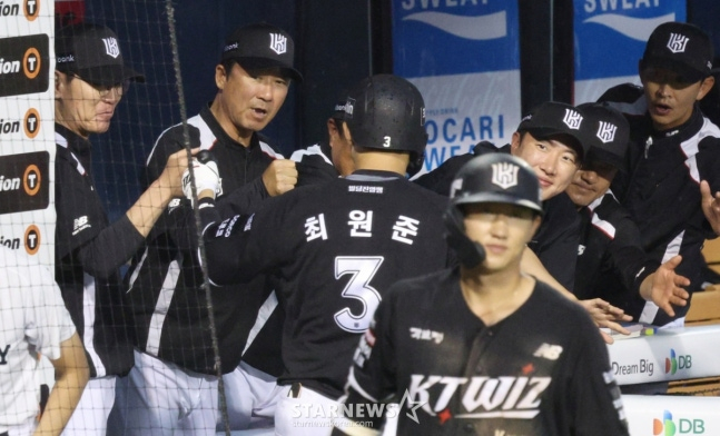 KT 최원준이 홈런을 친 뒤 이강철(맨 왼쪽) 감독 등의 환영을 받고 있다. /사진=김진경 대기자
